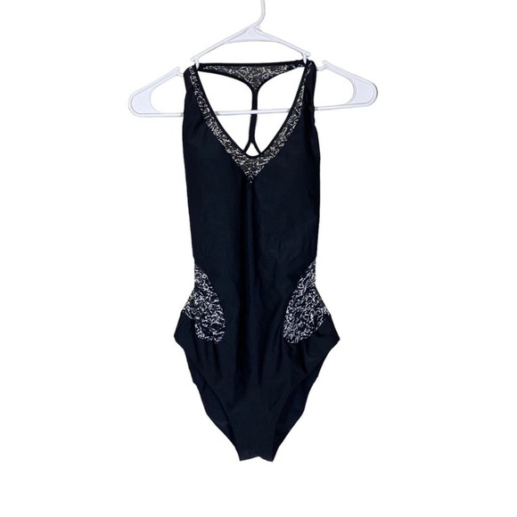 Lululemon Go With The Flow One Piece Swimsuit UPF 50+ - Picture 3 of 11